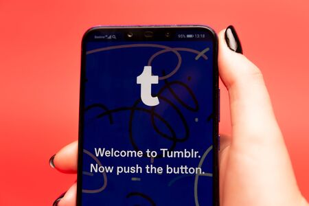 26 08 2019 Tula: Tumblr on the phone display. Logoのeditorial素材