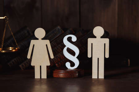 Couple figures with paragraph sign. Divorce conceptの写真素材