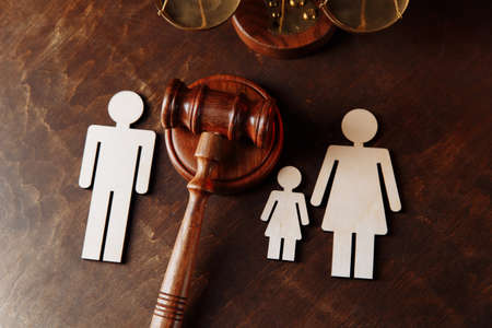 Judges gavel divide family figures. Family law and divorce conceptの写真素材