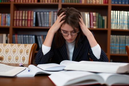 The student is in shock Holds on to the head In library.