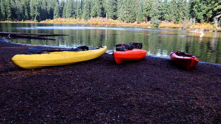 This is a row of 3 kayaks.の写真素材