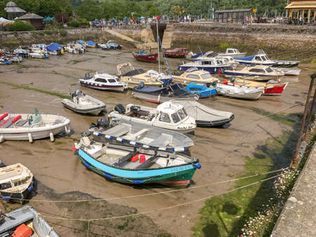 Boats sitting on the sea floor in Dartmouth, UKの写真素材