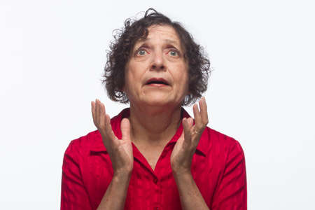 Woman looking up to sky, horizontalの写真素材