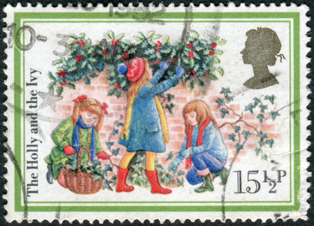 UNITED KINGDOM - CIRCA 1982: Postage stamp printed in England, Christmas Issue, shows the Holly and the Ivy, circa 1982のeditorial素材