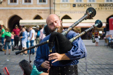PRAGUE, CZECH REPUBLIC - SEPTEMBER 18, 2014: Performance of street musicians in medieval clothes on the Old Town Square.のeditorial素材