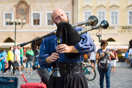 PRAGUE, CZECH REPUBLIC - SEPTEMBER 18, 2014: Performance of street musicians in medieval clothes on the Old Town Square.のeditorial素材