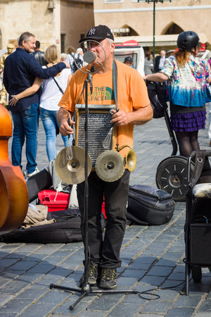 PRAGUE, CZECH REPUBLIC - SEPTEMBER 18, 2014: Performance of street musicians performing music in the style of jazz at the Old Town Square.のeditorial素材