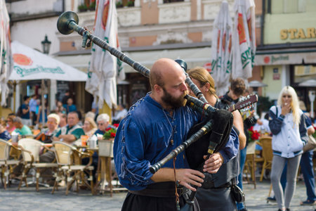 PRAGUE, CZECH REPUBLIC - SEPTEMBER 18, 2014: Performance of street musicians in medieval clothes on the Old Town Square.のeditorial素材