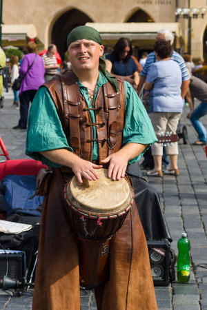 PRAGUE, CZECH REPUBLIC - SEPTEMBER 18, 2014: Performance of street musicians in medieval clothes on the Old Town Square.のeditorial素材