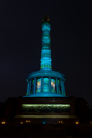 BERLIN, GERMANY - OCTOBER 13, 2015: Berlin Victory Column in the original illumination. The annual "Festival of lights"のeditorial素材
