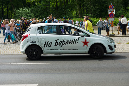 BERLIN - MAY 09, 2015: Victory Day. Car near the main entrance in Treptow Park: Inscription in Russian: To Berlin!のeditorial素材