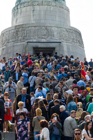 BERLIN - MAY 09, 2015: Victory Day in Treptower Park. Many visitors to lay flowers at the monument to the Liberator Soldier.のeditorial素材