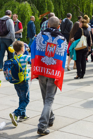 BERLIN - MAY 09, 2015: Victory Day in Treptower Park. A man with a frag Donetsk People's Republic.のeditorial素材