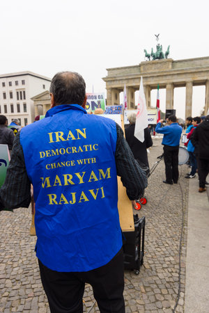 BERLIN - OCTOBER 30, 2015: The protest of the Iranian opposition in the center of Berlin, near the Brandenburg Gate.のeditorial素材