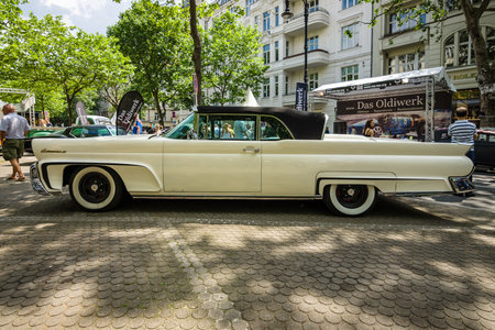 BERLIN - JUNE 05, 2016: Full-size luxury car Lincoln Continental Mk III. Classic Days Berlin 2016.のeditorial素材