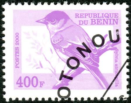 BENIN - CIRCA 2000: A stamp printed in Benin, shows a bird Eurasian Blackcap (Sylvia atricapilla), circa 2000のeditorial素材