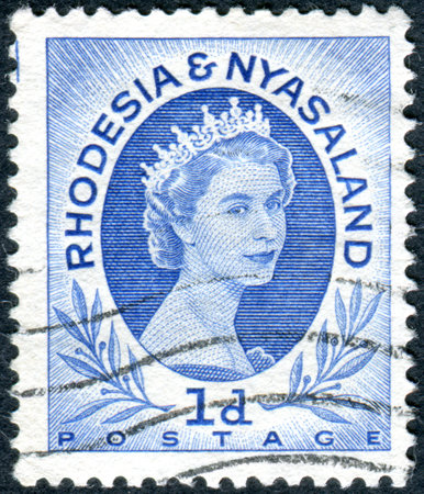 RHODESIA AND NYASALAND - CIRCA 1954: A stamp printed in Federation of Rhodesia and Nyasaland, shows a portrait of Queen Elizabeth II, circa 1954のeditorial素材