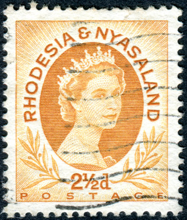 RHODESIA AND NYASALAND - CIRCA 1956: A stamp printed in Federation of Rhodesia and Nyasaland, shows a portrait of Queen Elizabeth II, circa 1956のeditorial素材