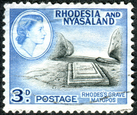 RHODESIA AND NYASALAND - CIRCA 1959: A stamp printed in Federation of Rhodesia and Nyasaland, shows a grave of Cecil Rhodes, circa 1959のeditorial素材