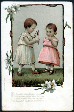 GERMANY - CIRCA 1902: A postcard printed in Germany, shows two little girls (Serie "Mausi"), circa 1902のeditorial素材