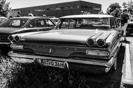 BERLIN - MAY 06, 2018: Full-size car Pontiac Catalina sedan, 1960. Rear view. Black and white. Oldtimertage Berlin-Brandenburg (31th Berlin-Brandenburg Oldtimer Day).のeditorial素材