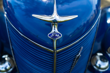 PAAREN IM GLIEN, GERMANY - MAY 19, 2018: Hood ornament of the vintage car Ford V8 Cabrio, 1935. Close-up.  Manufactured at Ford Deutschland, Cologne. Die Oldtimer Show 2018.のeditorial素材