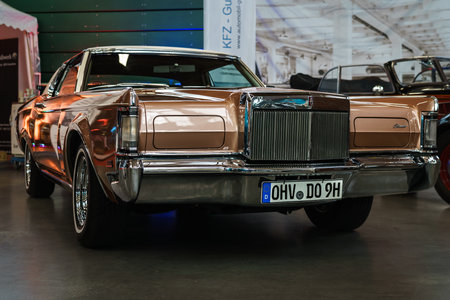 PAAREN IM GLIEN, GERMANY - OCTOBER 03, 2020: A two-door personal luxury coupe Lincoln Continental Mark III. Die Oldtimer Show 2020.のeditorial素材