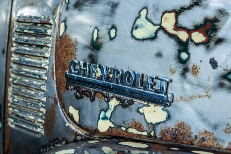 PAAREN IM GLIEN, GERMANY - OCTOBER 03, 2020: The emblem of Chevrolet car, close-up. Die Oldtimer Show 2020.のeditorial素材
