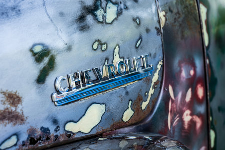 PAAREN IM GLIEN, GERMANY - OCTOBER 03, 2020: The emblem of Chevrolet car, close-up. Die Oldtimer Show 2020.のeditorial素材