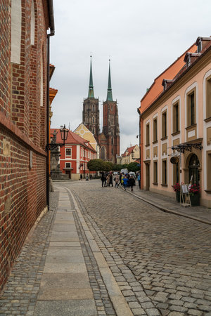 WROCLAW, POLAND - OCTOBER 14, 2021: Old city streets. In the background is the Cathedral of St. John the Baptist.のeditorial素材