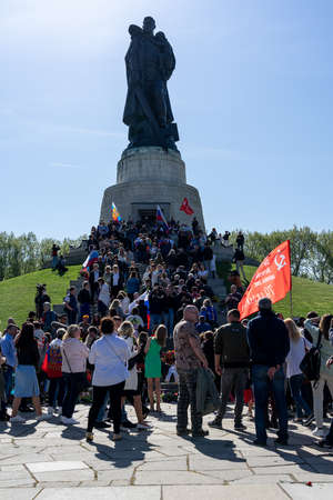 BERLIN - MAY 09, 2022: Victory Day in Treptower Park. Guests and visitors at the foot of the monument to the Liberator Soldier.のeditorial素材