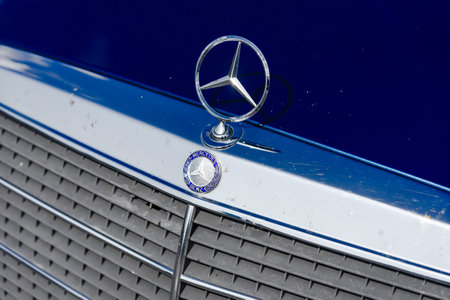 LINTHE, GERMANY - MAY 27, 2023: The famous three-beam star of Mercedes-Benz. Hood ornament, close-up. Die Oldtimer Show 2023.のeditorial素材