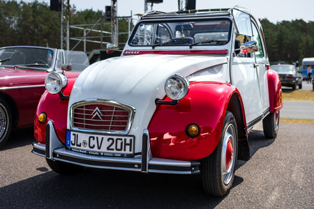 LINTHE, GERMANY - MAY 27, 2023: The economy car Citroen 2CV. Die Oldtimer Show 2023.のeditorial素材