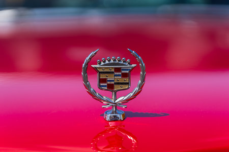 LINTHE, GERMANY - MAY 27, 2023: The emblem of Cadillac, close-up. Die Oldtimer Show 2023.のeditorial素材