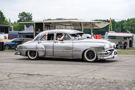 FINOWFURT, GERMANY â JUNE 28, 2025: Fullâsize sedan Pontiac Eight, late 1940sâearly 1950s. Roadrunner's Paradise Race 61 Festival.のeditorial素材