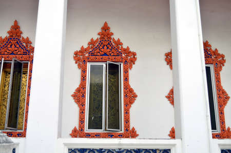 window of a temple in bangkok, red frameの写真素材