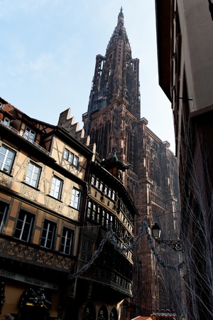 Strasbourg Münster Aus einer Gasse Gesehenのeditorial素材