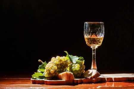 Vesper mit Käse , Brot und Weißweinの写真素材