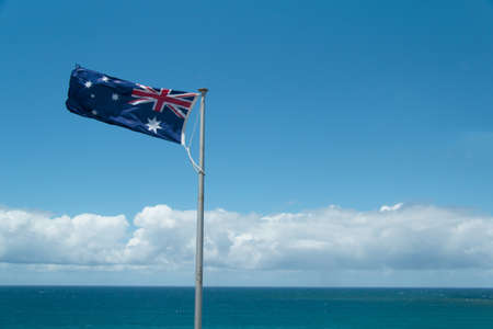 La bandiera australiana con l'oceano pacifico sullo sfondoの写真素材