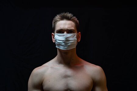 The doctor shows that it is necessary to use a respiratory mask in an epidemic