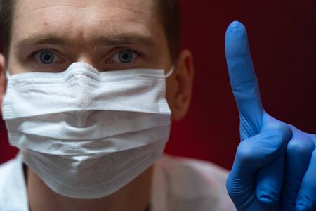 The doctor shows that it is necessary to use a respiratory mask in an epidemic