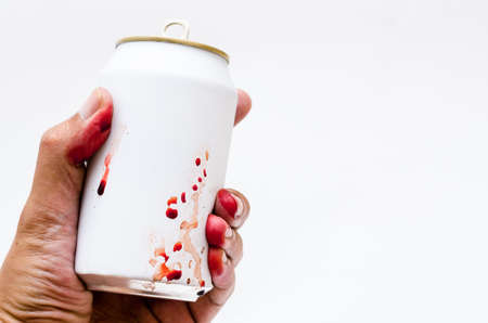 Bloody hands holding canned drinks refers to accidents caused by drunk driving.