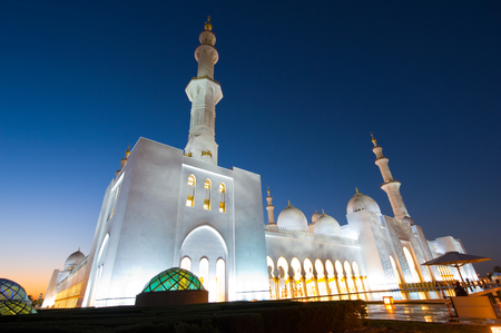 ABU DHABI, UNITED ARAB EMIRATES - DEC 31, 2017: Exterior of the Sheikh Zayed Mosque in Abu Dhabi in twilight. It is the largest mosque in the country.のeditorial素材