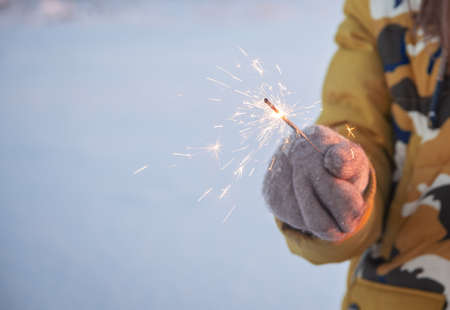 Close-up of a Bengali candle in hand in a hand in a twivel in winter.の写真素材