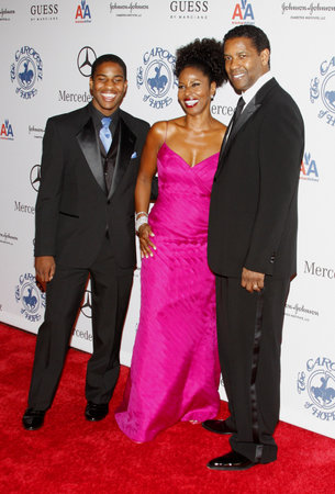 BEVERLY HILLS, CA - OCTOBER 25, 2008: Denzel Washington, Pauletta Washington and Malcolm Washington at the 30th Anniversary Carousel Of Hope Ball held at the Beverly Hilton Hotel in Beverly Hills, USA on October 25, 2008.のeditorial素材