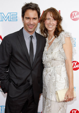 Eric McCormack and Janet Holden at the 37th AFI Lifetime Achievement Award: A Tribute to Michael Douglas held at the Sony Pictures Studios in Culver City on June 11, 2009.のeditorial素材