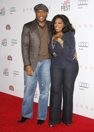HOLLYWOOD, CA - NOVEMBER 01, 2009. Oprah Winfrey and Tyler Perry at the AFI FEST 2009 Screening of 'Precious' held at the Grauman's Chinese Theater in Hollywood, USA on November 1, 2009.のeditorial素材