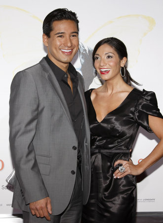HOLLYWOOD, CA - NOVEMBER 01, 2009. Mario Lopez and Courtney Mazza at the AFI FEST 2009 Screening of 'Precious' held at the Grauman's Chinese Theater in Hollywood, USA on November 1, 2009.のeditorial素材