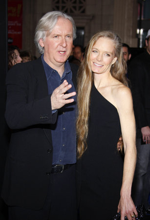 James Cameron and Suzy Amis at the Los Angeles premiere of &#39;Avatar&#39; held at the Grauman&#39;s Chinese Theater in Hollywood on December 16, 2009.のeditorial素材
