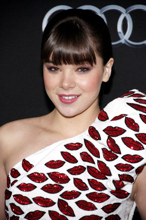 Hailee Steinfeld at the Los Angeles premiere of "Ender's Game" held at the TCL Chinese Theatre in Hollywood, USA on October 28, 2013.のeditorial素材